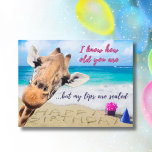 Funny Girlfriend Birthday - Age Secret Giraffe Postkarte<br><div class="desc">Funny Girlfriend Birthday - Age Secret Giraffe Postcard. Lass deine Freundin mit dieser romantischen Giraffenkarte laut lachen. Spielend,  süß und perfekt für den,  den Sie Liebe (und liebevoll Tease). Viel Spaß!</div>
