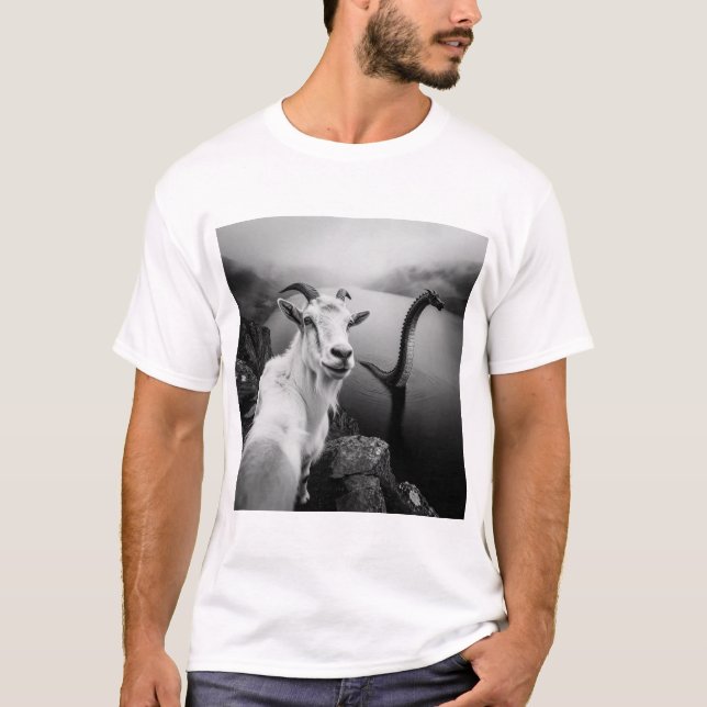 Funny Goat Selfie with Loch Ness Monster T-Shirt  (Vorderseite)