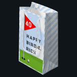 Funny Golf Birthday Kleine Geschenktüte<br><div class="desc">Kreative Golf Geburtstagsgeschenk-Tasche mit Golfball, Flagstick und lustiger Linie. So personalisieren Sie Text bearbeiten, um Namen und Alter des Golfers hinzuzufügen oder auf andere Weise anpassen.</div>