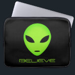 Funny green Alien Cartoon angepasster Laptop-Ärmel Laptopschutzhülle<br><div class="desc">Glauben Sie...  Funny green Alien Cartoon angepasste Laptop-Hülle. Personalisieren Sie mit Ihrem eigenen Leerzeichen-Zitat oder Text. Coole Geschenke für Geburtstag,  Scalaffieß Events und mehr. Alien haut mit großen schwarzen Augen. Benutzerdefinierte Computerausstattung Erhältlich in 13 und 15 Zoll Größe.</div>