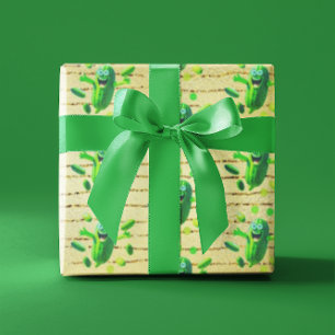 Funny Green Pickleman über Gold Background Geschenkpapier