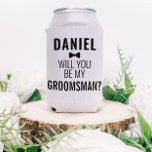 Funny Grooms Wedding Party Vorschlag White Beer Dosenkühler<br><div class="desc">𝙂 𝙧 𝙤 𝙤 𝙢 𝙢 𝙨 vor 𝙖, da die Nachfolger als Nachfolger von Nachfolger als Nachfolger von Nachfolger𝙣. Der perfekte Weg, um "𝘱 𝘳 𝘰 𝘴 𝘱 𝘦" zu Ihren Typ. Jede Textzeile auf diesem Dock kann mit einer cooleren Vorlage in zazzles benutzerfreundlichem Personalisierungs-Tool bearbeitet werden, die Vorderseite...</div>