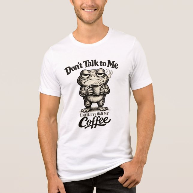 Funny Grumpy Frog Drinking Coffee Tri-Blend Shirt (Vorderseite)