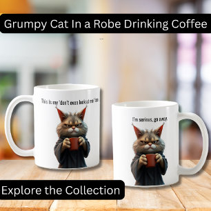 Funny Grumpy Katze in einer Robe und Kaffee Kaffeetasse