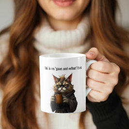 Funny Grumpy Katze in einer Robe und Kaffee Kaffeetasse