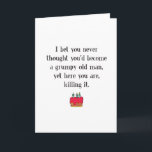 Funny Grumpy Old Man Birthday Karte<br><div class="desc">Ob Familienmitglied, Freund oder Kollege, wünschen Ihnen viele glückliche Erfolge mit so einer frechen Karte. Der schwarze Text oben mit einem rotgekrönten Geburtstagskuchen mit grünen Kerzen lautet: "Ich wette, du hättest nie gedacht, du wärst ein gruseliger alter Mann, doch hier bist du, tötest es".</div>