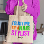 Funny Hair Stylist Niedlicher Personalisierter Fri Tragetasche<br><div class="desc">Ein lustiges Geschenk für einen Kosmetologiekünstler,  der gerade die Kosmetologie-Schule abschloss und in einem Salon Haare schneidet. Ein kleiner,  haarstylistischer Spaß. Vertraue mir,  ich bin ein Haar Stylist,  geschrieben in lustigen,  leuchtenden Neonfarben. Coole 80er</div>