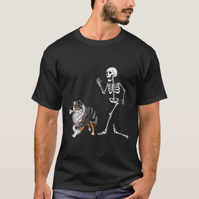 Funny Halloween Australian Shepherd and Skeleton T-Shirt (Vorderseite)