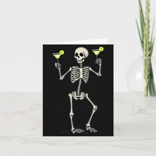 Funny Halloween Skeleton Drinking Margarita Tail  Karte (Vorderseite)
