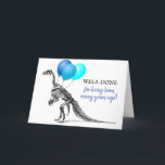 Funny Happy Birthday | Alter Karte<br><div class="desc">Moderne,  sonnige Geburtstagskarte mit einem Skelett-Dinosaurier,  der einige blaue Ballons mit dem Titel "WELL DONE - weil er vor vielen Jahren geboren war!" trägt. In der Nachricht heißt es Happy Birthday. Alle Texte können personalisiert sein.</div>