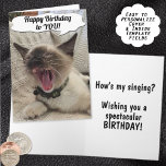 Funny Happy Geburtstag Siamese Kitten Fotografie Karte<br><div class="desc">Hier ist eine humorvolle und bezaubernde Geburtstagskarte für jeden. Es zeigt ein lustiges siamesisches Kätzchen mit einem Camouflage Kragen und Glocke auf der Kartenabdeckung und singt "Happy Birthday to You". Die Innenseite verfügt über zusätzliche Template Grußinformationen. Füllen Sie die Vorlagenfelder aus, um die Abdeckung und die Insider-Meldung zu ändern, entfernen...</div>