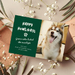 Funny Happy Howlidays Pet Hund Foto Weihnachten<br><div class="desc">Schick Weihnachtsjubeln mit diesem lustigen Haustier Happy Howlidays Weihnachtsurlaub Postcard. Design zeigt ein Foto Ihres Pelzbabys,  weißer Text auf einem festlich grünen Hintergrund,  der in jede Farbe geändert werden kann. Der lustige Text lautet - Happy Howlidays,  raten Sie,  wer den Umschlag leckte.</div>