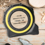Funny Hardware Store Sprichwort Imitate Holzdesign Maßband<br><div class="desc">Diese robuste Maßeinheit zeigt ein Imitat Holzdesign und Typografie mit dem Text "ICH GENIESE ROMANTISCHE SPAZIERE DURCH DIE HARDWARE STORE". Verlass den Text so, wie er ist, oder passen ihn an, falls gewünscht. Das ist ein tolles Geschenk für Typ, die sich in einem Baumarkt befinden - ein Freund, Vater oder...</div>