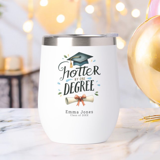 Funny Hotter by One Degree Personalisierter Abschl (Funny Hotter by One Degree Graduation Wine Tumbler, Class of 2025, College University, Trendy)