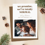 Funny Humour Family Foto Weihnachten<br><div class="desc">Dieses humorvolle Familienweihnachtskartendesign ist perfekt für diejenigen, die die spielerische Seite der Weihnachtszeit lieben. Mit der fröhlichen Beschriftung "Wir versprechen, wir sind ganz normal" erfasst diese Karte aufregende Momente des Lachen und Zusammenlebens. Das minimalistische Weiß- und Golddesign verleiht dem Hotel eine Touch Eleganz und behalte es lässig und unterhaltsam. Ideal...</div>