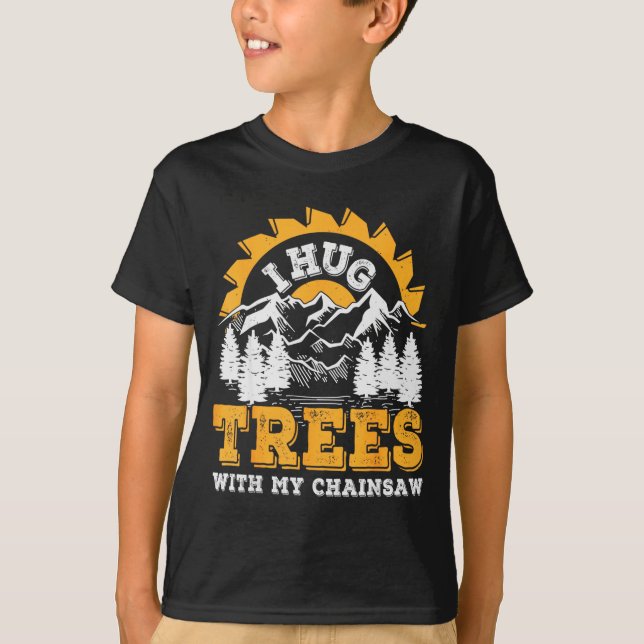 Funny I Hug Trees Chainsaw Logger Mountain Design  T-Shirt (Vorderseite)