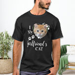 Funny I Liebe Cat Kitten Pet Foto meiner Freundin T-Shirt<br><div class="desc">Wen Liebe du wirklich? Deine Freundin oder ihre Katze! Geben Sie Ihrem Freund diesen Valentinstag das perfekte Geschenk mit diesem lustigen Katzenliebhaber-Shirt! Ein Muss für jeden Katzenliebhaber, Katze Mama und Katzenpapa ! Eine lustige Drehung auf meiner Liebe My Girlfriend, dieses Shirt Zitat "I Liebe My Girlfriend's Cat" ... Personalisieren Sie...</div>