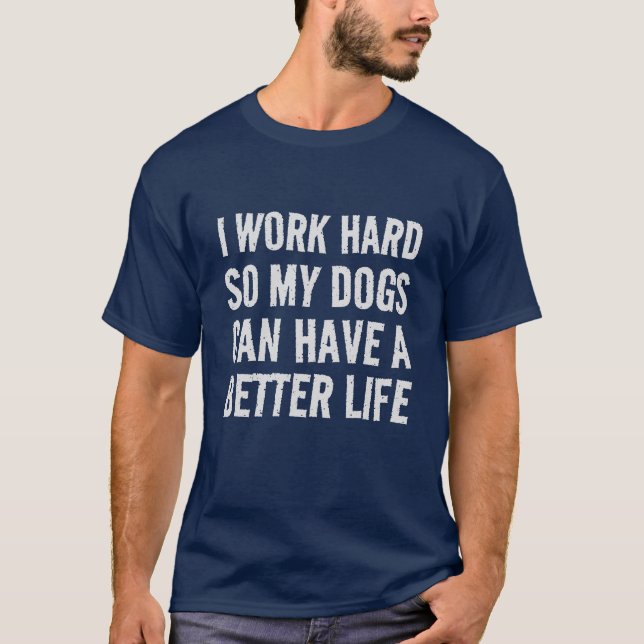 Funny Ich arbeite hart für meine Hunde Spaß T-Shirt (Vorderseite)