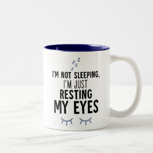 Funny, ich schlafe nicht, ich ruhe nur meine Augen Zweifarbige Tasse