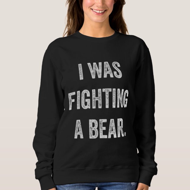 Funny Injury Get Well Gift - I was fighting a bear Sweatshirt (Vorderseite)