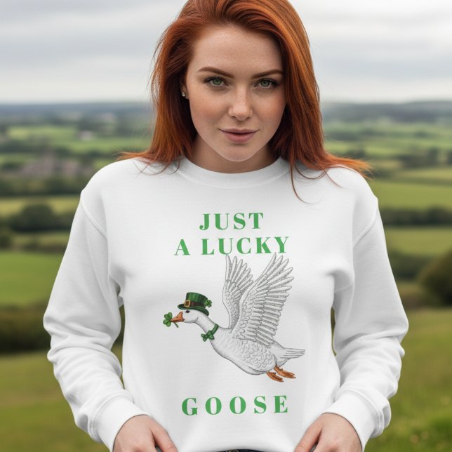 Funny Irish St. Patrick's Day Just a Lucky Goose Sweatshirt (Von Creator hochgeladen)