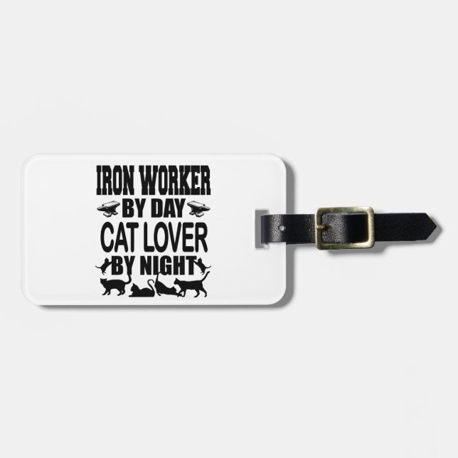 Funny Iron Worker by Day Cat Lover by Night Gepäckanhänger (Vorderseite horizontal)