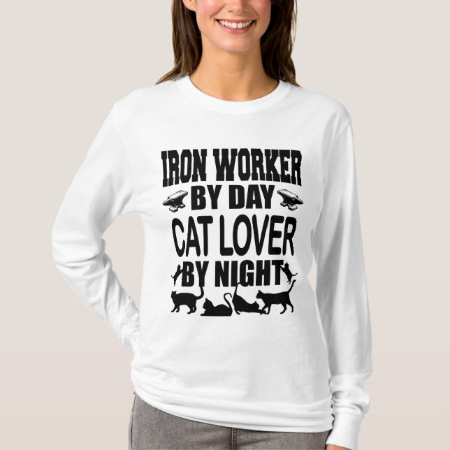 Funny Iron Worker by Day Cat Lover by Night T-Shirt (Vorderseite)