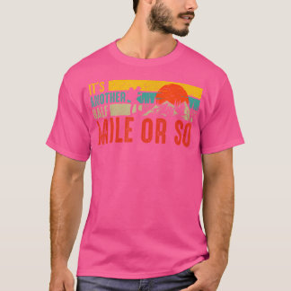 Funny ist noch eine halbe Meile oder so wandern Mä T-Shirt