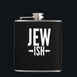 Funny Jewish Gift für Bat/Bar Mitzvah oder Hanukka Flachmann<br><div class="desc">Dieses jüdische Geschenk ist lustig für jeden, der nur ein kleiner Jude oder vielleicht nur halb jüdisch ist. Sie können das um Hanukka oder Weihnachten als lustigen Witz benutzen, während alle anderen einen hässlichen Weihnachtspulli haben. Dieses witzige jüdische Geschenk sagt Jude Ish mit Pfeilen, die auf den Fisch zeigen, und...</div>