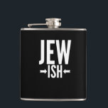 Funny Jewish Gift für Bat/Bar Mitzvah oder Hanukka Flachmann<br><div class="desc">Dieses jüdische Geschenk ist lustig für jeden, der nur ein kleiner Jude oder vielleicht nur halb jüdisch ist. Sie können das um Hanukka oder Weihnachten als lustigen Witz benutzen, während alle anderen einen hässlichen Weihnachtspulli haben. Dieses witzige jüdische Geschenk sagt Jude Ish mit Pfeilen, die auf den Fisch zeigen, und...</div>