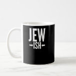 Funny Jewish Gift für Bat/Bar Mitzvah oder Hanukka Kaffeetasse<br><div class="desc">Dieses jüdische Geschenk ist lustig für jeden, der nur ein kleiner Jude oder vielleicht nur halb jüdisch ist. Sie können das um Hanukka oder Weihnachten als lustigen Witz benutzen, während alle anderen einen hässlichen Weihnachtspulli haben. Dieses witzige jüdische Geschenk sagt Jude Ish mit Pfeilen, die auf den Fisch zeigen, und...</div>