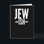 Funny Jewish Gift für Bat/Bar Mitzvah oder Hanukka Karte<br><div class="desc">Dieses jüdische Geschenk ist lustig für jeden, der nur ein kleiner Jude oder vielleicht nur halb jüdisch ist. Sie können das um Hanukka oder Weihnachten als lustigen Witz benutzen, während alle anderen einen hässlichen Weihnachtspulli haben. Dieses witzige jüdische Geschenk sagt Jude Ish mit Pfeilen, die auf den Fisch zeigen, und...</div>