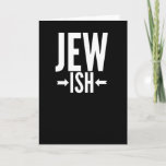 Funny Jewish Gift für Bat/Bar Mitzvah oder Hanukka Karte<br><div class="desc">Dieses jüdische Geschenk ist lustig für jeden, der nur ein kleiner Jude oder vielleicht nur halb jüdisch ist. Sie können das um Hanukka oder Weihnachten als lustigen Witz benutzen, während alle anderen einen hässlichen Weihnachtspulli haben. Dieses witzige jüdische Geschenk sagt Jude Ish mit Pfeilen, die auf den Fisch zeigen, und...</div>