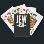 Funny Jewish Gift für Bat/Bar Mitzvah oder Hanukka Spielkarten<br><div class="desc">Dieses jüdische Geschenk ist lustig für jeden, der nur ein kleiner Jude oder vielleicht nur halb jüdisch ist. Sie können das um Hanukka oder Weihnachten als lustigen Witz benutzen, während alle anderen einen hässlichen Weihnachtspulli haben. Dieses witzige jüdische Geschenk sagt Jude Ish mit Pfeilen, die auf den Fisch zeigen, und...</div>