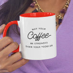 Funny Junge Mutter Gift Modern Typografy Mothers D Tasse<br><div class="desc">Chic,  stilvolles Kaffee-Tasse-Sprichwort " Mögen Sie stärker als Ihr Kleinkind sein " in stilvoller moderner Typografie auf der zweifarbigen Kaffee-Tasse. Perfektes Geschenk für die schöne,  erbitterte neue Mutter / Vater in Ihrem Leben für Mütter Tag oder Vatertag gleichermaßen! Erhältlich in vielen weiteren Innenfarben.</div>