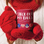 Funny Karo Out My Balls Weihnachtsschmuck Kaffeetasse<br><div class="desc">Dieses lustige und festliche Design ist perfekt für die Ferienzeit. Es enthält den Satz "Karo aus meinen Ballen", mit einem Strang von Weihnachtsbeleuchtung, an dem vier Ornamente hängen. Zu den Ornamenten zählen Schneeflocken, der Weihnachtsmann, der Baum und dekorative Ornamente in Blau, Weiß, Rot, Schwarz und Grün. Es ist unglaublich witzig,...</div>