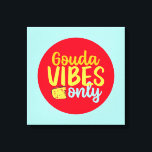 Funny Käse Gouda Vibes Nur Retro Farbkunst Leinwanddruck<br><div class="desc">Bunte Typografie mit Retro und lebhaften Farben. Die sonnigen Punts und Zitate über Essen, Kochen, Backen und Essen. Perfekte Dekoration für Ihre Küche, Ihr Abendessen, Café, Bäckerei oder Restaurant. Die Hintergrundfarbe (Kreis und Quadrat) ist über das Design Tool anpassbar.</div>