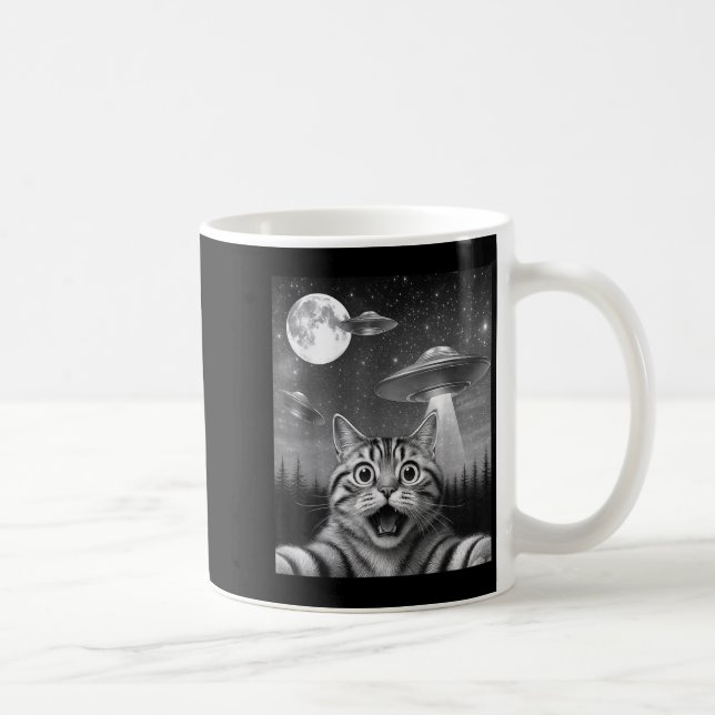 Funny Katze in einem Wald mit Ufo Men W Kaffeetasse (Rechts)