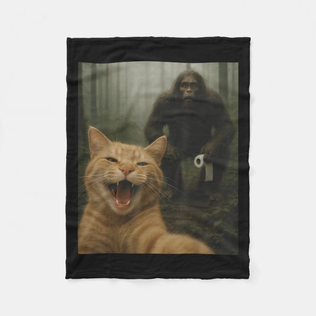 Funny Katze überrascht glücklich Selfie mit Bigfoo Fleecedecke (Vorderseite)
