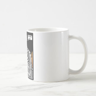 Funny kehrt nach der Arbeit von Zuhause wieder an Kaffeetasse