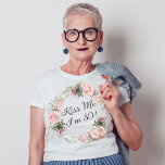 Funny Kiss Me Ich bin 80 Pink Roses Floral T-Shirt<br><div class="desc">Küss die Geburtstagsfrau, die einen wichtigen Meilenstein zum Geburtstag feiert, mit diesem eigenartigen lustigen T - Shirt. Es verfügt über einen wunderschönen Kranz aus pastellrosa Rosen und gemischten Blume und Grün, der den Text "Kiss Me I'm 80!" umgibt. Sie können jedes Alter anstelle von 80 ersetzen oder den Text in...</div>