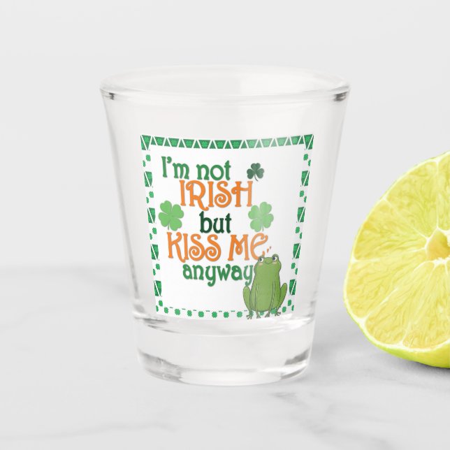 Funny Kiss Me Ich bin kein irischer St Patricks Da Schnapsglas (Vorderseite)