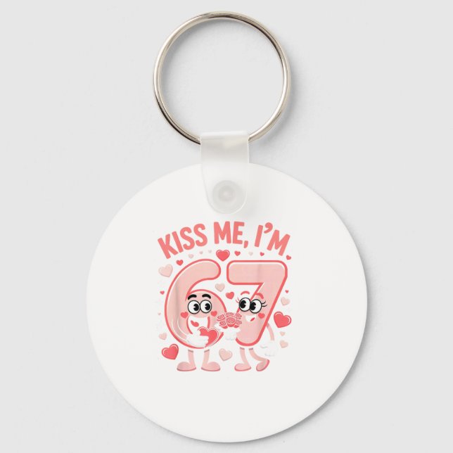Funny Kiss Me I'm 67 Cute Valentine's Day Couples  Schlüsselanhänger (Vorderseite)