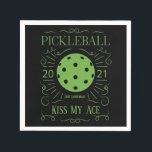 Funny Kiss My Ace Pickleball Serviette<br><div class="desc">Funny Kiss My Ace Pickleball Design ist perfekt für Ihre Gruppen Picknick, Mittagessen oder Preisverleihungen. Vintag modernes Design mit Typografie-Stil. Single und doppelte Pickleball Spieler werden dieses lustige Zitat "Kiss My Ace" zu schätzen wissen. Geben Sie das Jahr der Veranstaltung, den Clubnamen oder den Namen der Stadt und das Lieblingsangebot...</div>