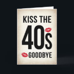 Funny Kiss the 40s Goodbye, 50th Birthday Card Karte<br><div class="desc">Mit dieser kühnen und sanften Geburtstagskarte lassen Sie sich von Ihren 40ern stilvoll abschalten! Dieses elegante und nostalgische Design mit antikem Zeitungshintergrund für eine Vintage Touch. Die auffallende schwarze Typografie beherrscht Aufmerksamkeit, während spielerische rote Kissenmarken einen Pop von Spaß und Flair schaffen. Diese Karte ist ideal, um die großen 5-0...</div>