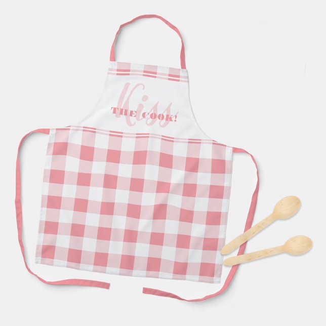 Funny Kiss The Cook Zitat Gingham Karo Pink Girly Schürze (Funny Kiss The Cook Quote Gingham Check Pink Girly Apron)