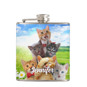 Funny Kittens auf grünem Feld. Flachmann