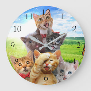 Funny Kittens auf grünem Feld. Große Wanduhr