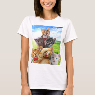 Funny Kittens auf grünem Feld. T-Shirt