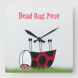 Funny Ladybug Dead Bug Yoga Pose Quadratische Wanduhr